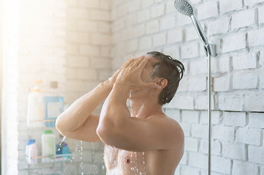 ۱۳ اشتباه کُشنده که نباید در حمام مرتکب شوید (برترین هاا)