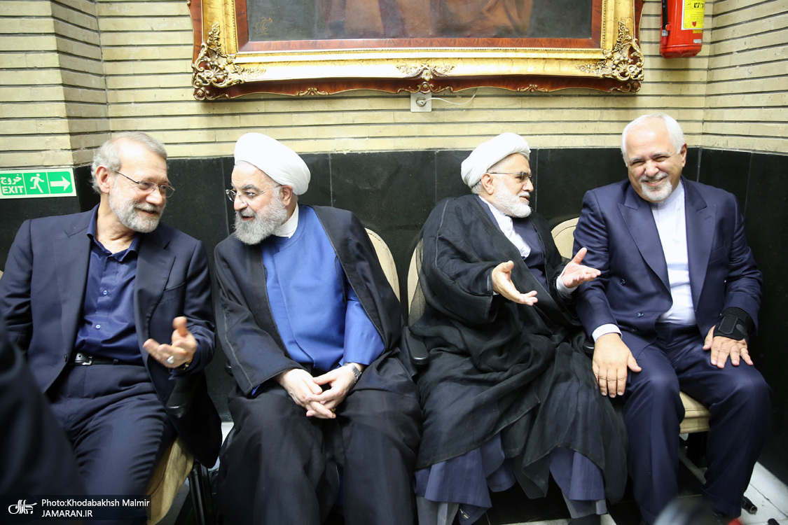 خوش و بش حسن روحانی و علی لاریجانی در یک مراسم ختم