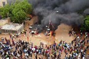 تصاویر ترسناک از تعقیب و سوزاندن اتومبیل‌های لوکس سیاستمداران در نیجر