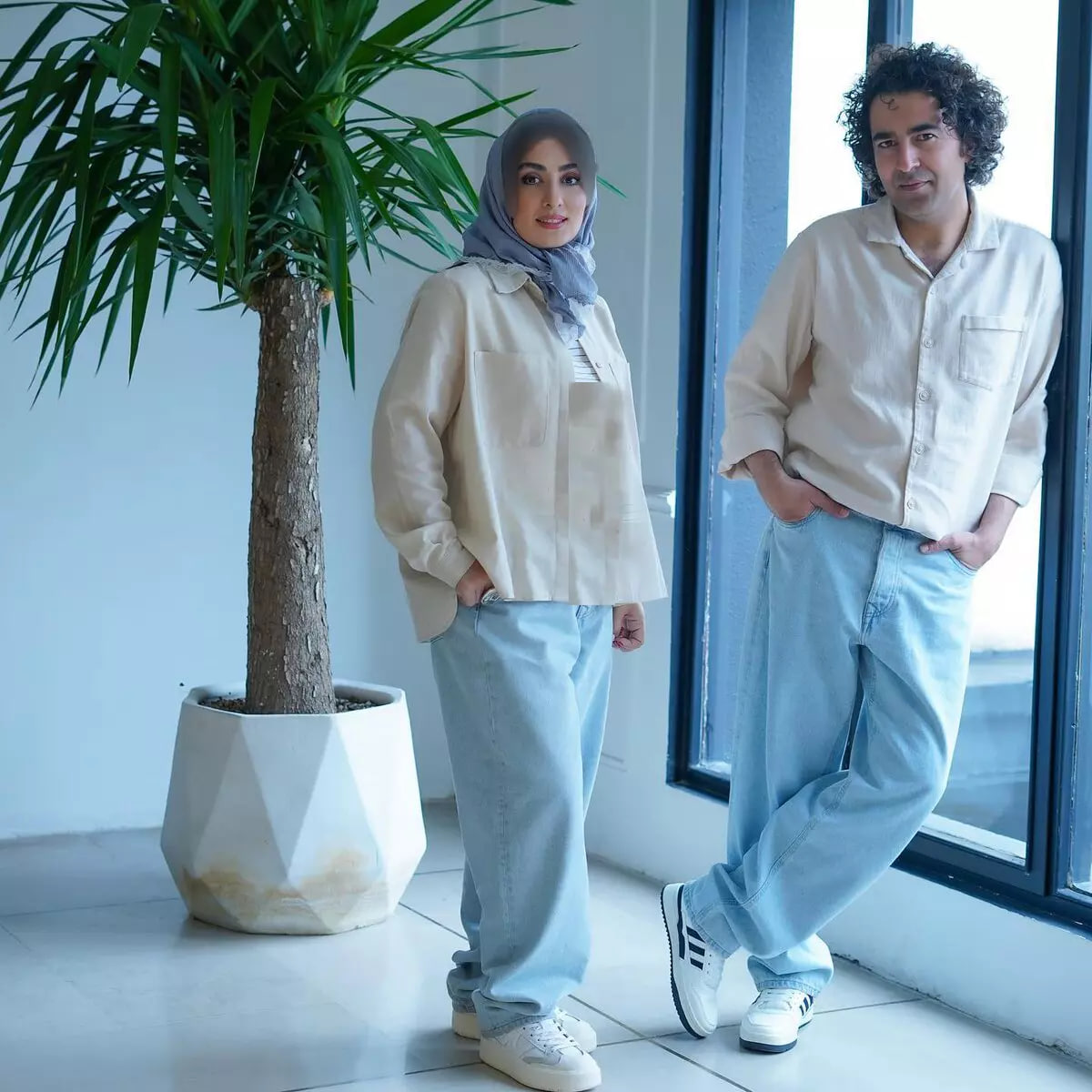 استایل مینیمال الهام طهموری در کنار همسرش