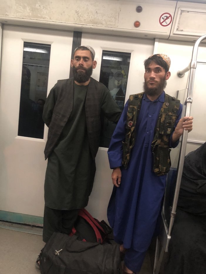 عکسی از دو مسافر متروی تهران با چهره عجیب