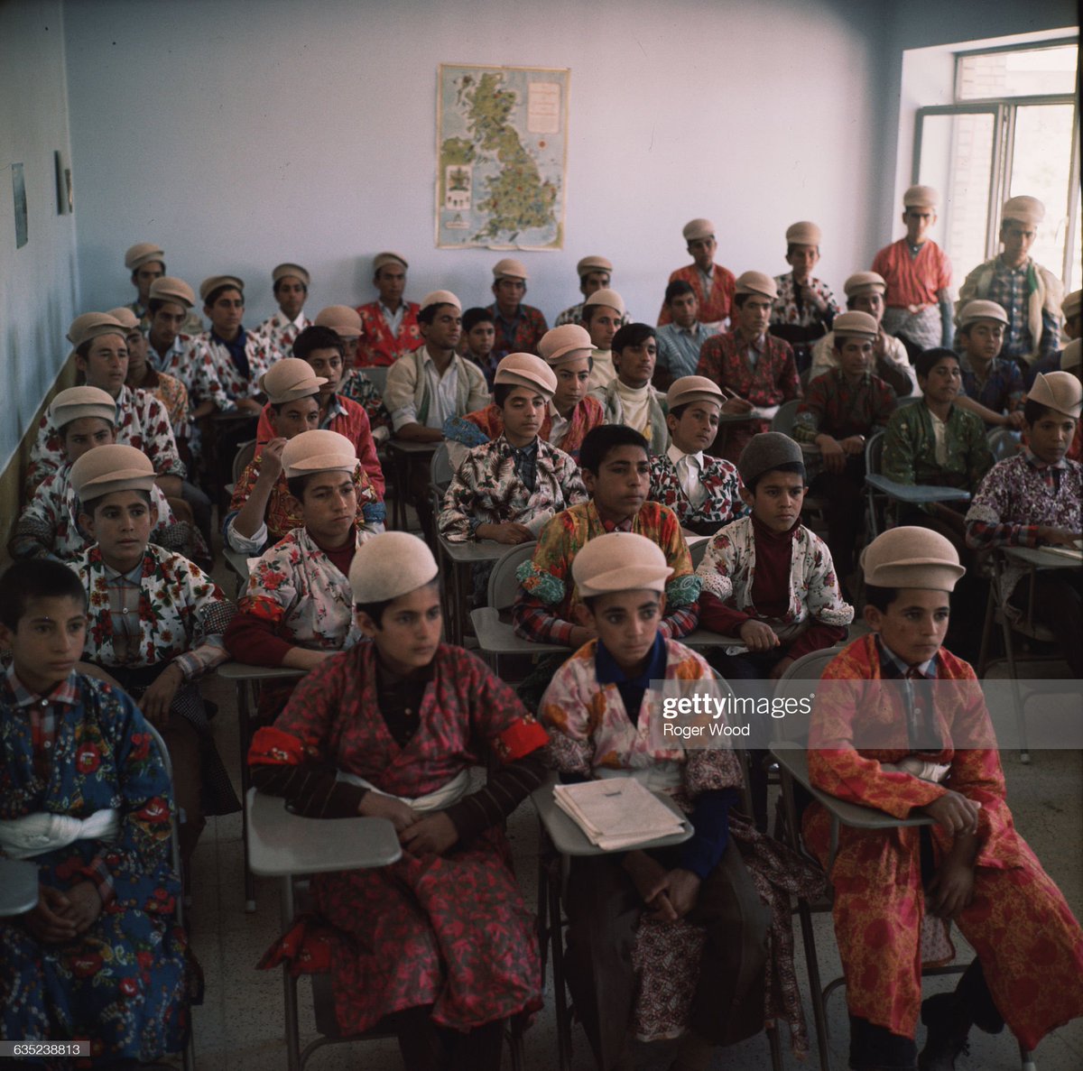 عکس جالب از کلاس درس ایل قشقایی در دهه ۴۰