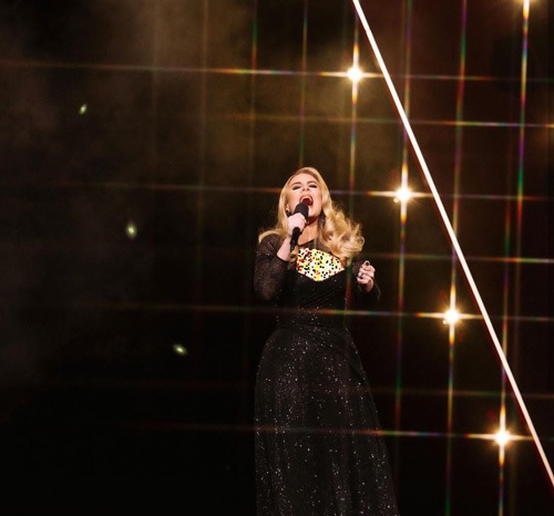 تصاویر میکاپ و لباس زیبای ادل در کنسرت جدیدش