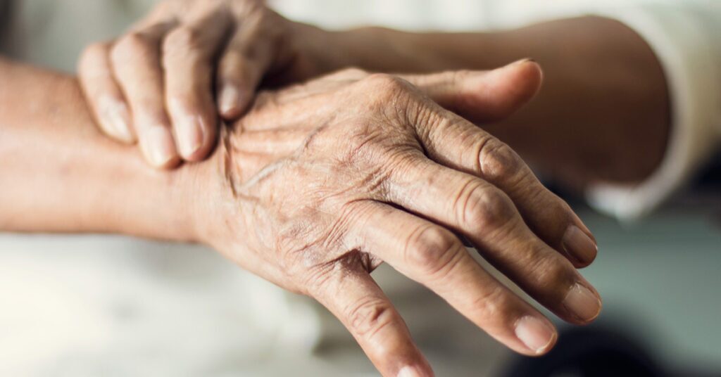 لرزش دست چیست و برای درمان آن باید به چه دکتر مراجعه کنیم؟ (یک پزشک)