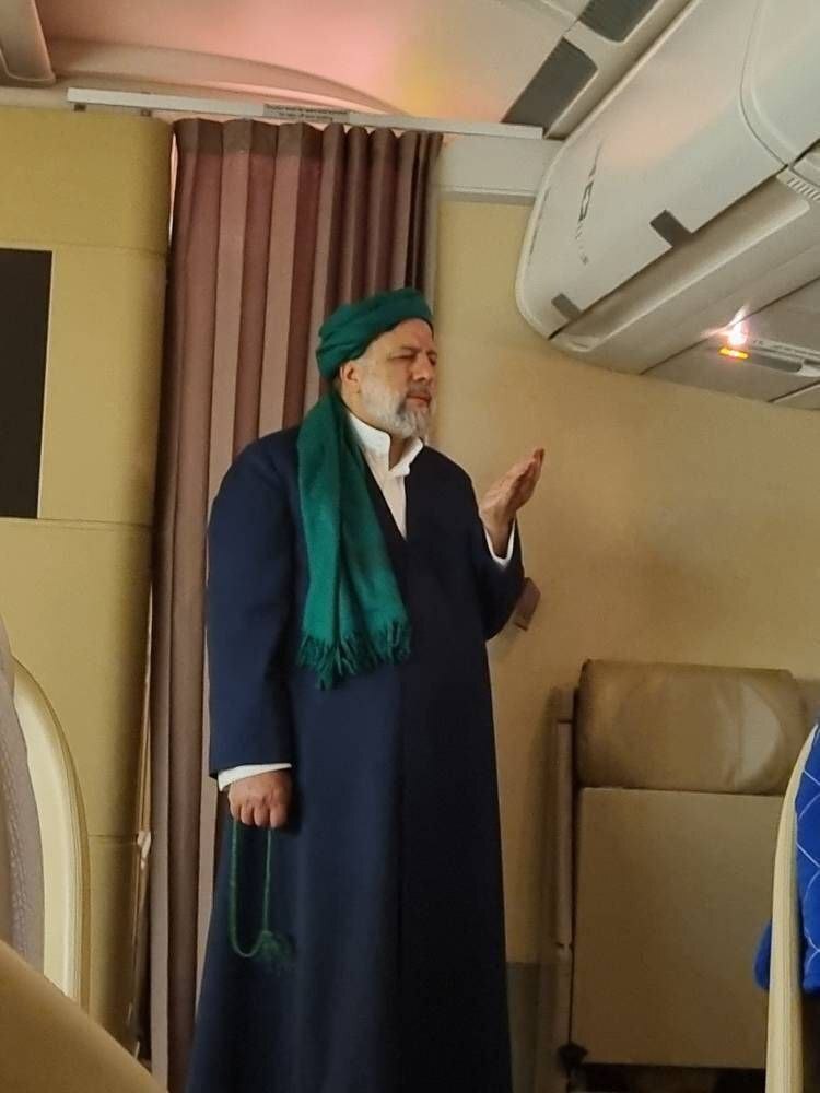 تصویری از نماز خواندن رئیسی در هواپیما