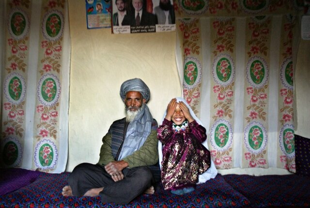 عکسی دردآور از ازدواج دختر ۸ ساله با این پیرمرد