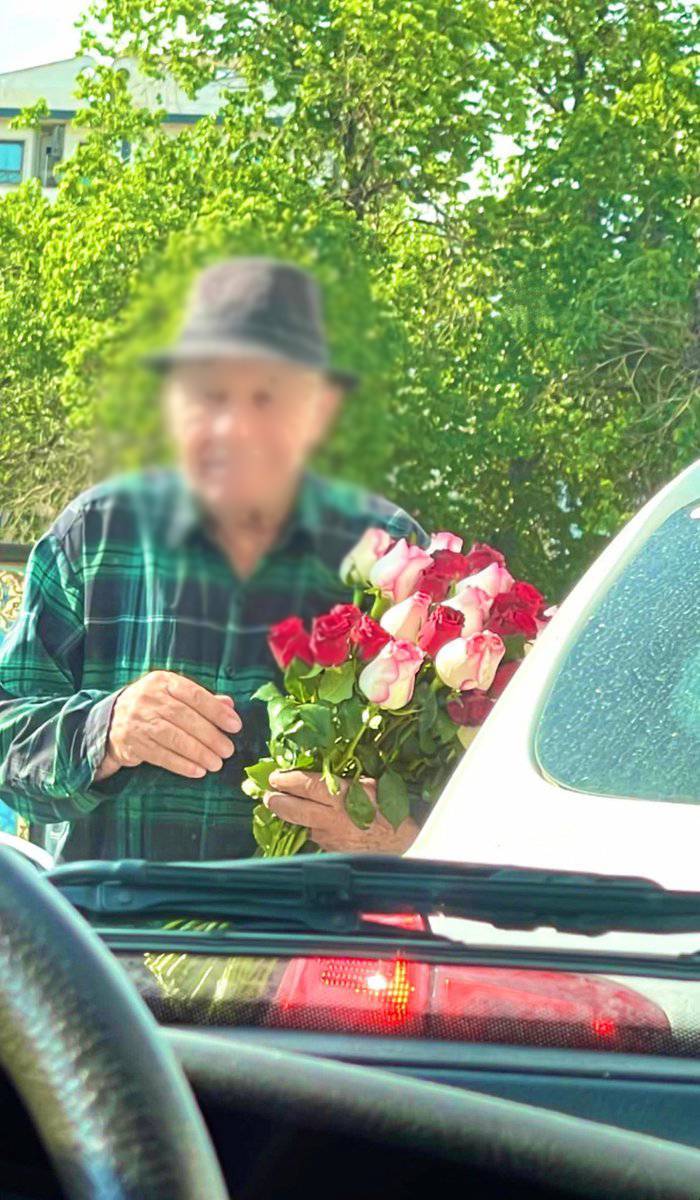 عکسی که از پیرمرد گل‌فروشِ سعادت آباد وایرال شد