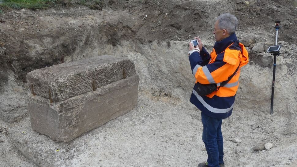کشف گنج ۱۸۰۰ ساله کنار جسد یک زن
