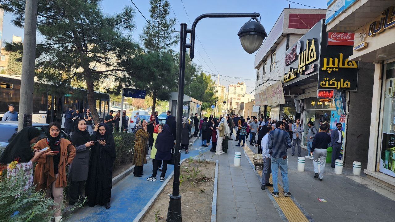 زلزله، مردم مشهد را به خیابان کشاند 
