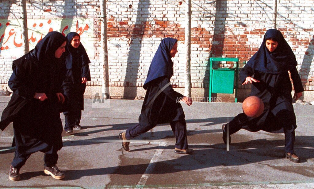 پوشش نوستالژیکِ دختران دبیرستانی در تهران