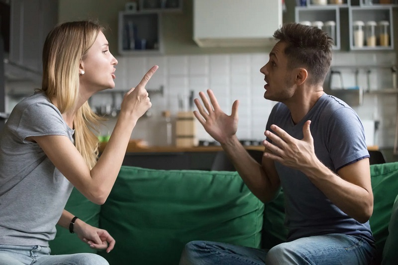 ۶ رفتاری که خانم‌ها هرگز نباید با مرد زندگی خود داشته باشند (روزیاتو)
