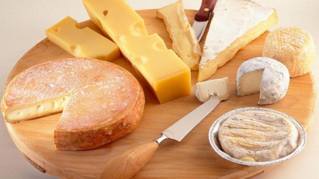 پنیر‌های سالم و پنیر‌هایی که باید از خوردن آن اجتناب ورزید (فرارو)