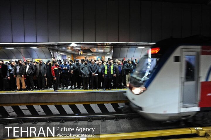 خداحافظی تلخ دختر و پسر عاشق در متروی بهشتی تهران