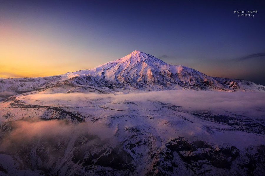 تصویری رویایی از قله دماوند هنگام طلوع خورشید