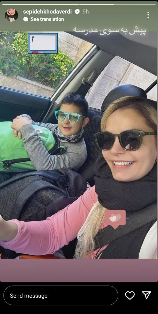 استوری جالب خانم بازیگر به همراه پسرش در راه مدرسه