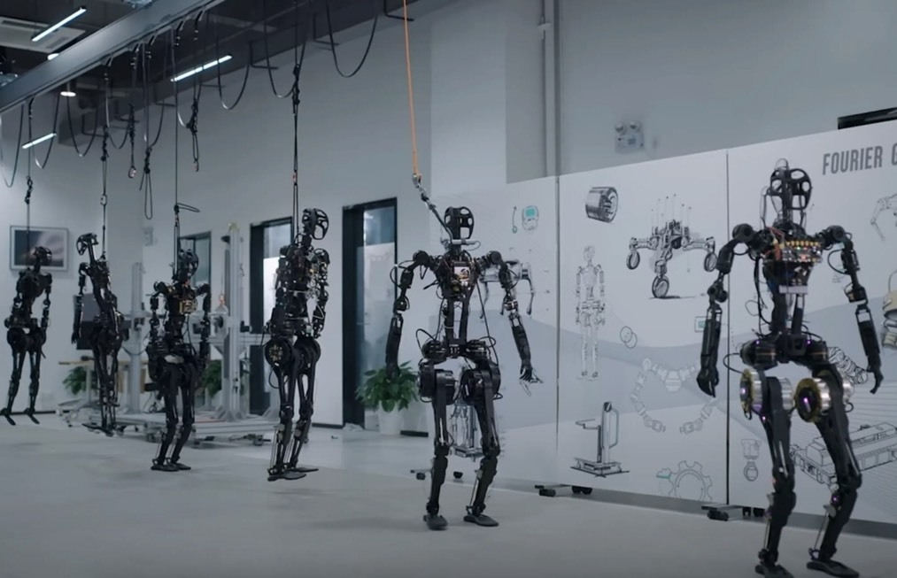 فوریه و تسلا پیشرفت چشمگیر روبات‌های انسان‌نما را به نمایش گذاشتند (یک پزشک)