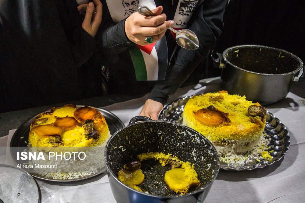 تصاویر پربازدید از چند خانم با قابلمه مقابل دانشگاه تهران