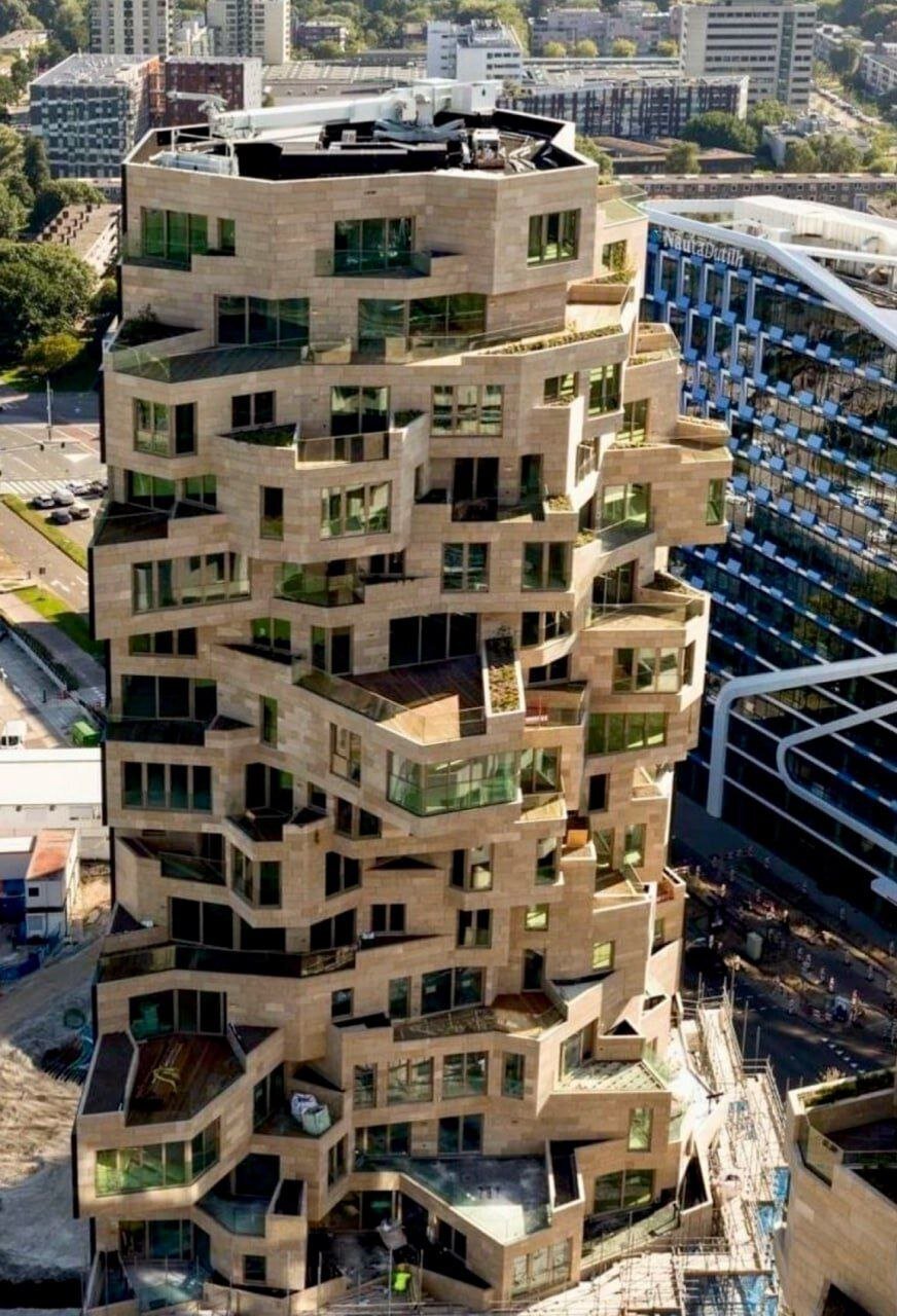تصویری عجیب از یک ساختمان با معماری خاص