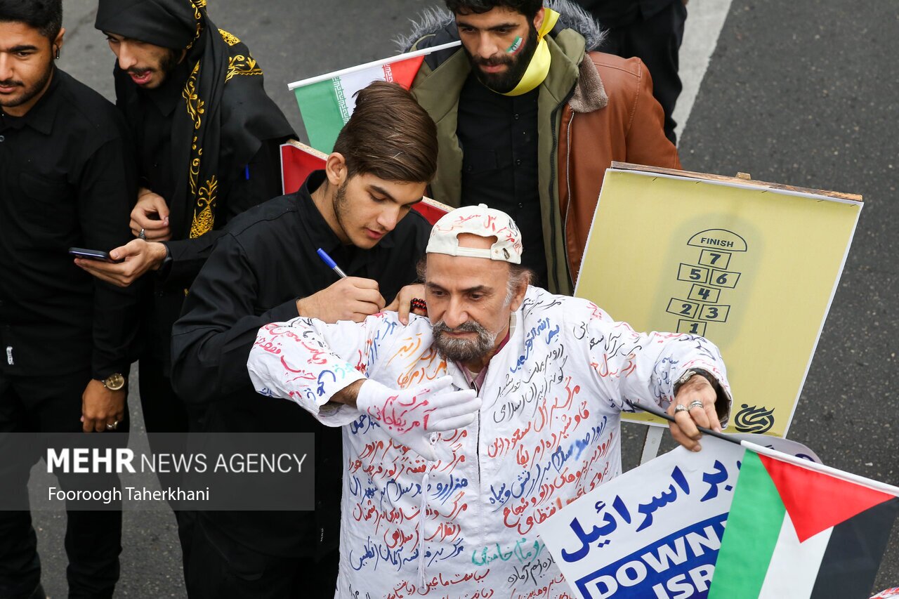 عکسی از مرد کفن پوش در راهپیمایی ۱۳ آبان