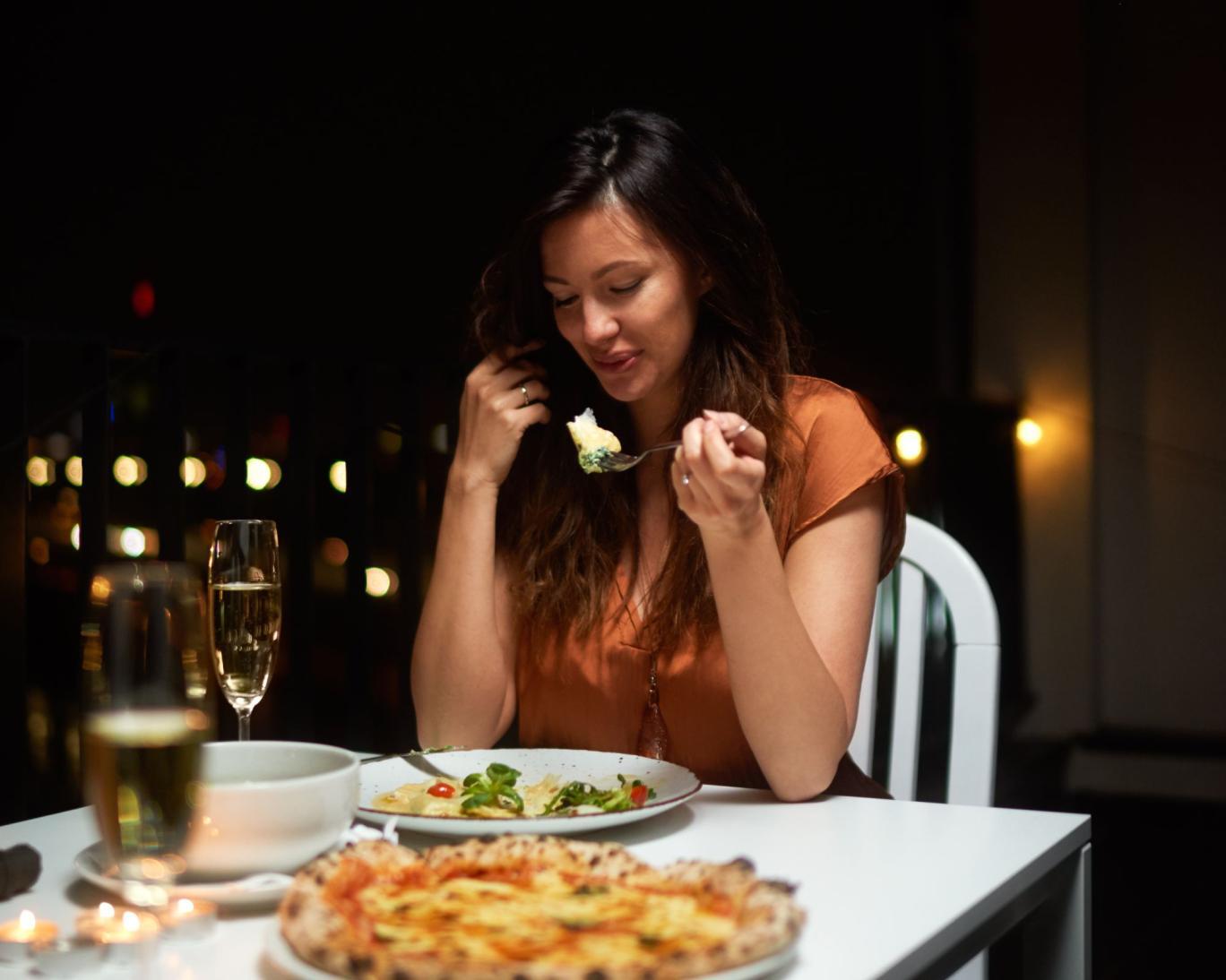 میز تنهایی؛ رونق شام خوردن تک‌نفره در رستوران