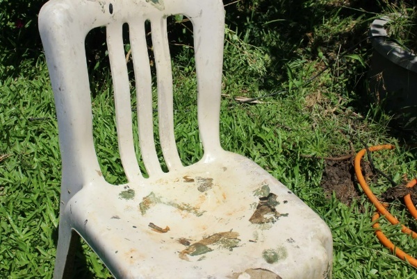 چگونه صندلی‌ پلاستیکی سفید را مثل روز اول تمیز کنیم؟ (ستاره)