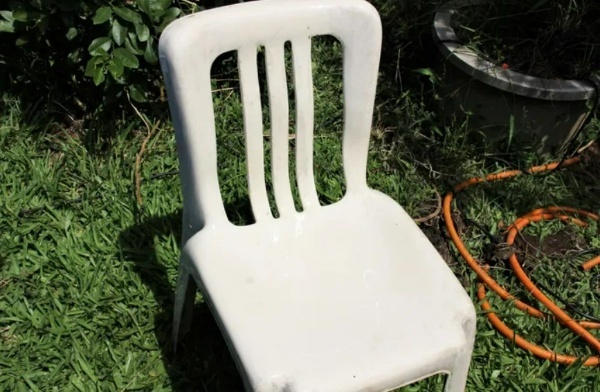 چگونه صندلی‌ پلاستیکی سفید را مثل روز اول تمیز کنیم؟ (ستاره)