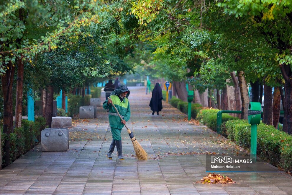 تصاویر دل‌انگیز از بارش باران پاییزی در اصفهان (ایمنا)