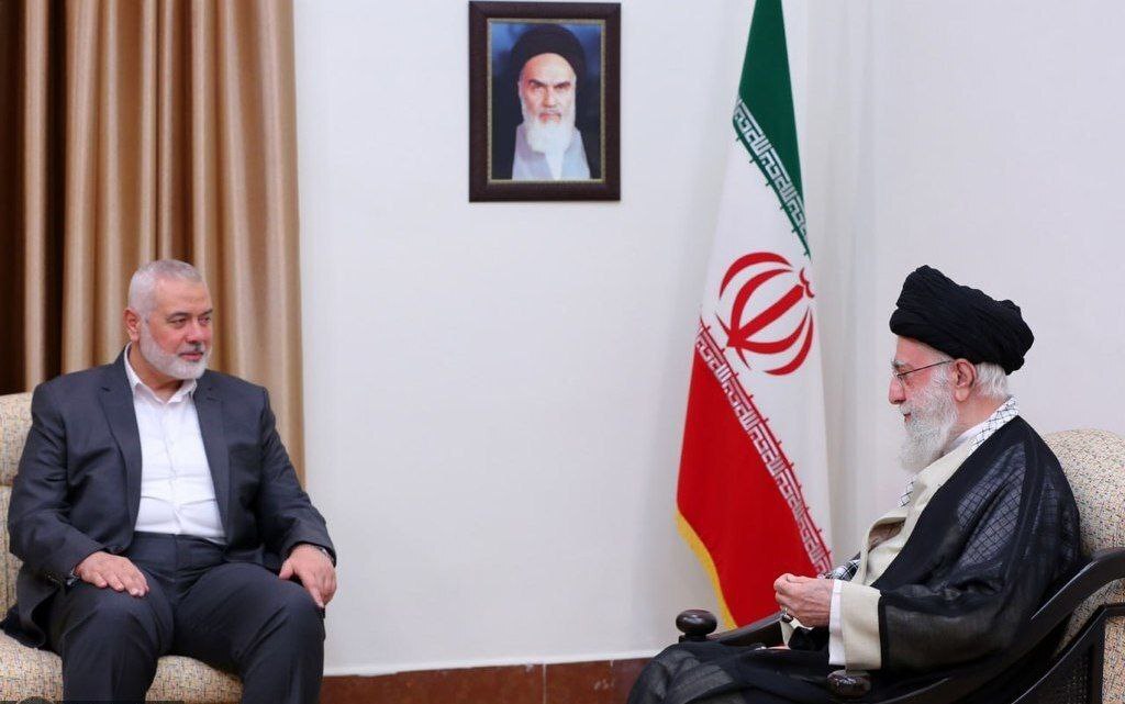 قاب خاصی از دیدار رهبر حماس با رهبر انقلاب در تهران