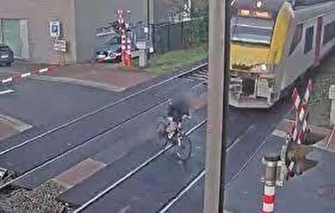 لحظه نفس‌گیر زنده ماندن یک دوچرخه سوار از تصادف مرگبار با قطار