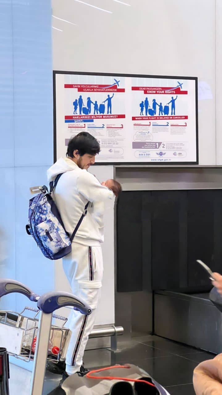 عکسی از سردار آزمون و فرزندش در فرودگاه