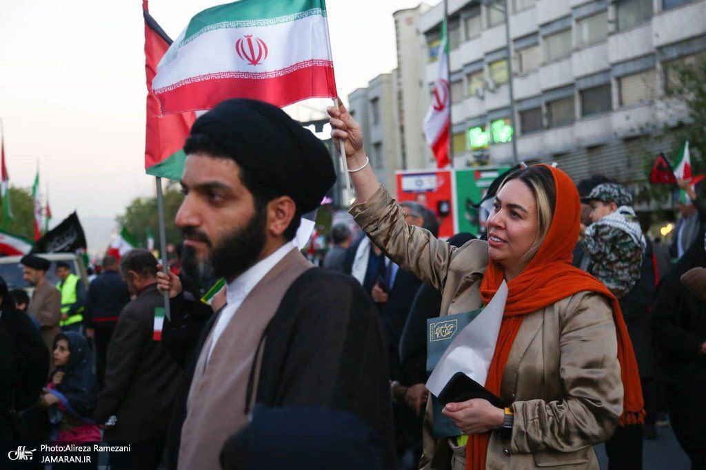 عکس خبرسازِ دو خانم در تجمع امروزِ میدان انقلاب