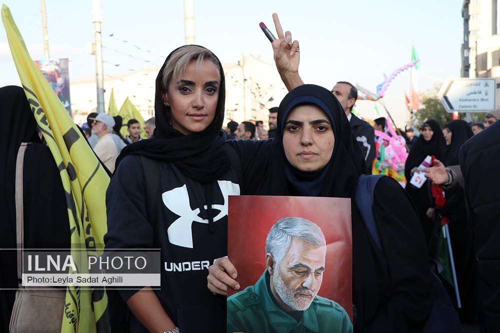عکس جذاب دو بانو در اجتماع حمایت از مردم غزه