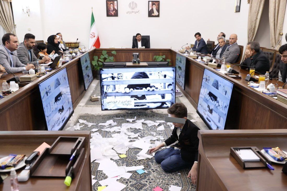 عکس باورنکردنی از نشست معاون رئیسی که کل ایران را عصبانی کرد!