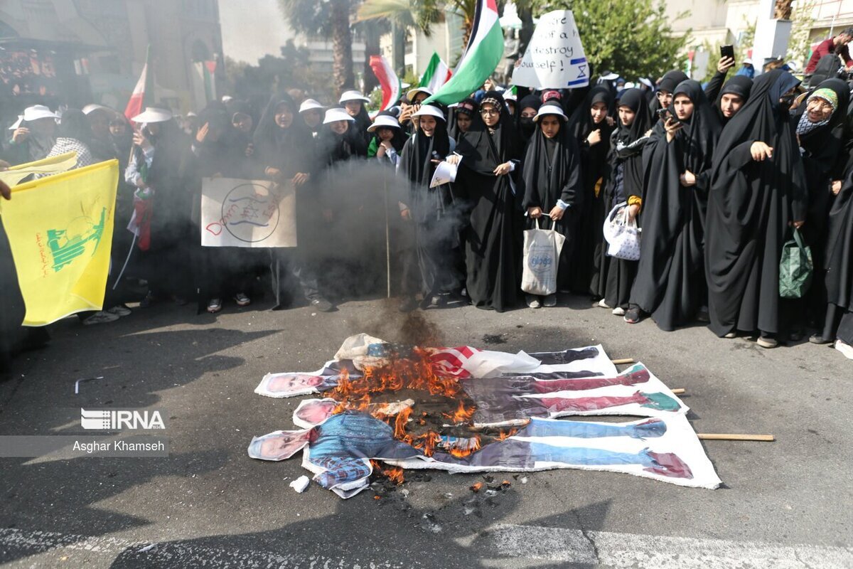 ماکت بایدن و نتانیاهو در تهران به آتش کشیده شد