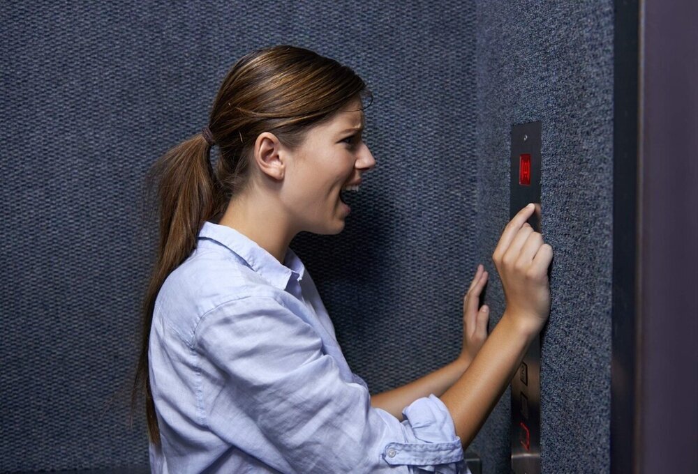هنگام گیر افتادن در آسانسور چه کار کنیم؟