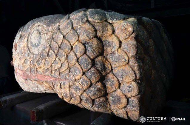 سر مجسمه سنگی مار بسیار بزرگی، متعلق به دوره آزتک‌ها در مکزیکو سیتی پس از زلزله پیدا شد (یک پزشک)
