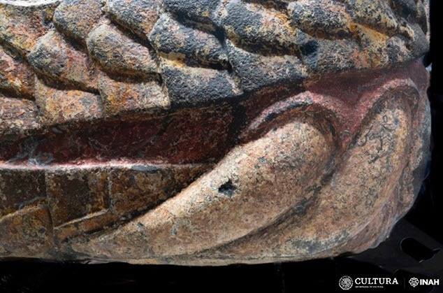 سر مجسمه سنگی مار بسیار بزرگی، متعلق به دوره آزتک‌ها در مکزیکو سیتی پس از زلزله پیدا شد (یک پزشک)