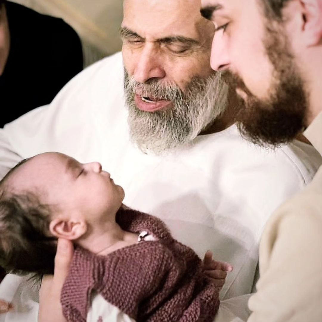عکس جدید از دختر احمد خمینی در بغل پدرش