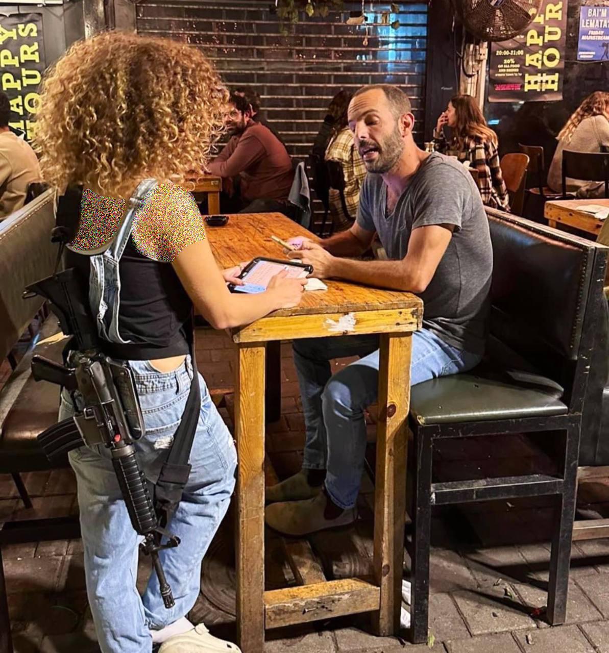 گارسون مسلح یک رستوران در تل آویو