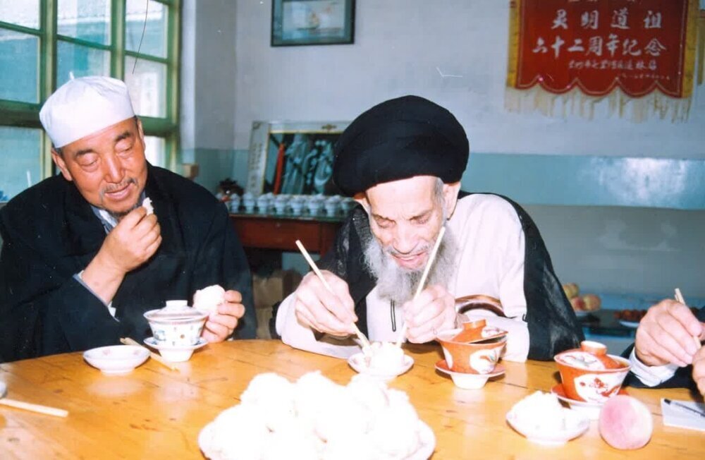 غذا خوردن عجیب روحانی مشهور به سبک چینی‌ها