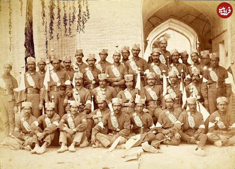 تصویر دسته‌جمعی گروهی از افسران ژاندارمری در زمان قاجار