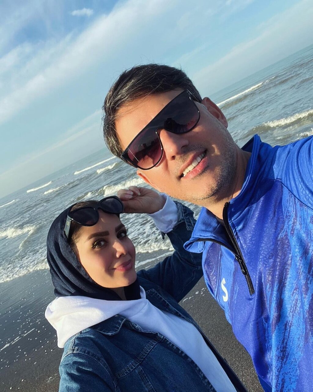 تصویری از مجری معروف تلویزیون با همسرش کنار ساحل