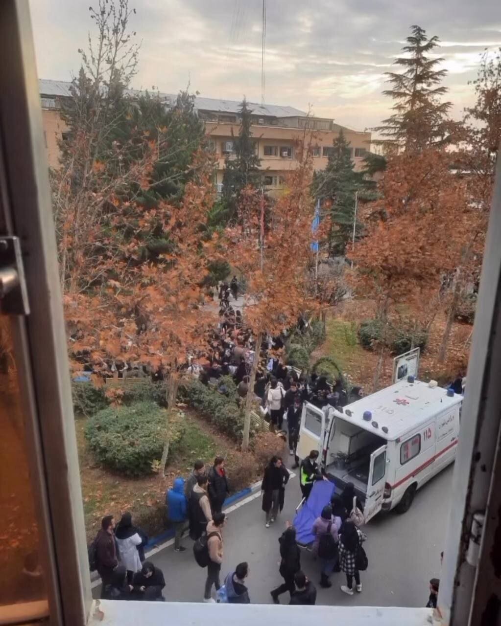 اولین عکس از تخلیه دانشجویان پس از آتش سوزی در دانشگاه آزاد
