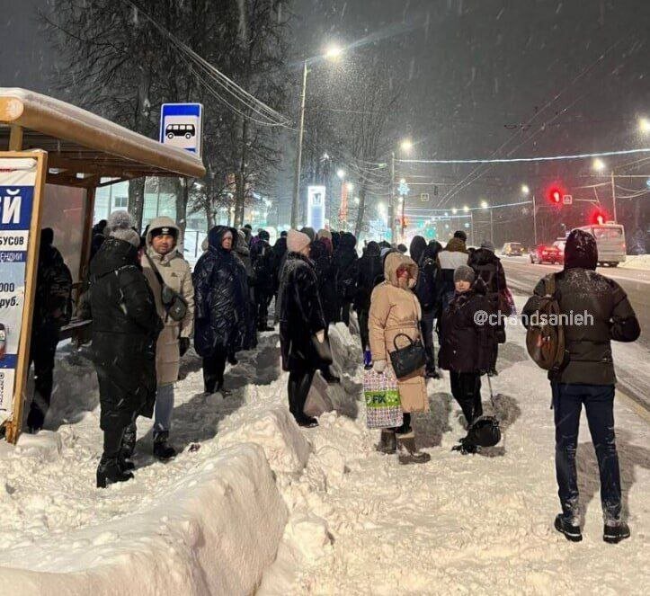 مسافران در خیابان مانده بعد از بارش سنگین برف در این کشور