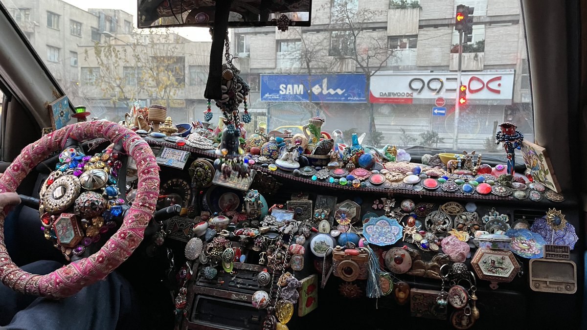 تصویری از دکور خیلی خاص یک ماشین در تهران