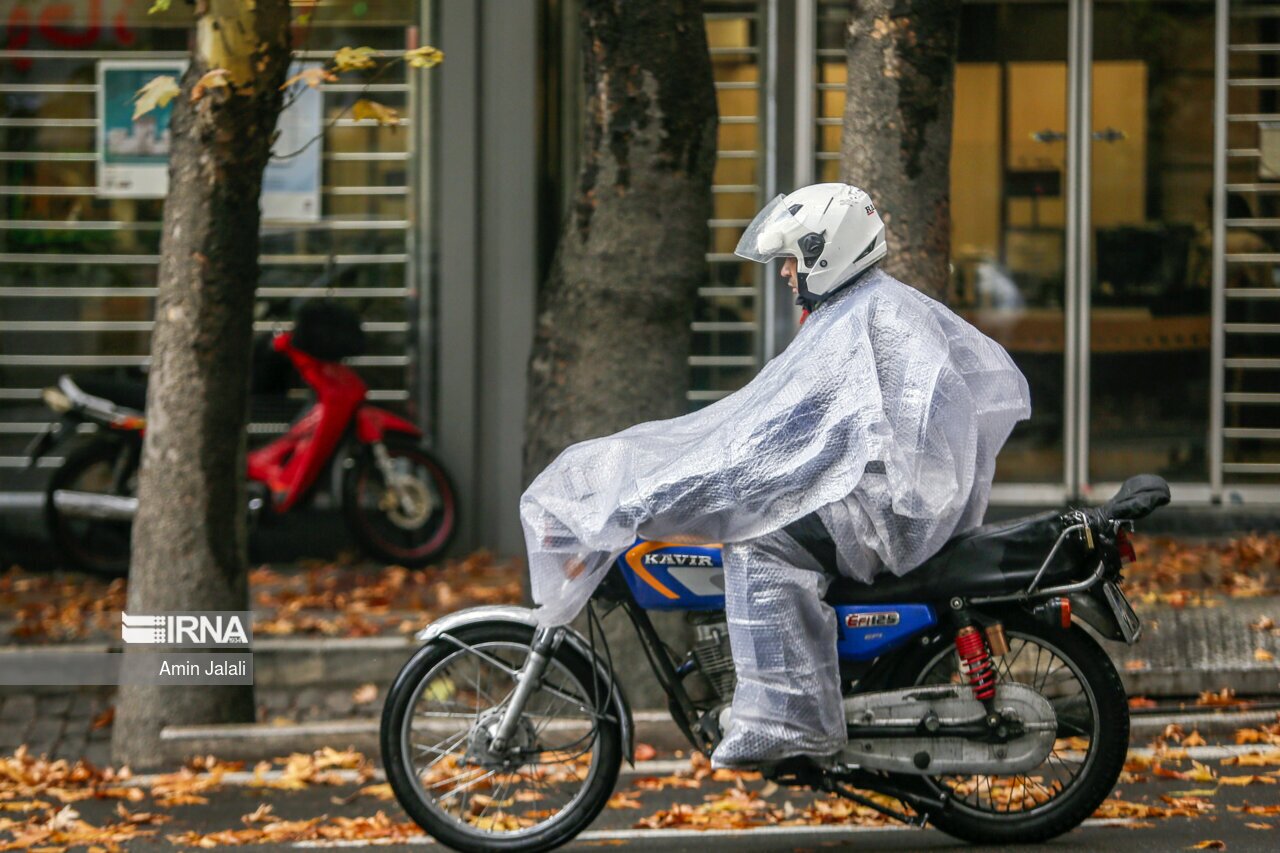 خلاقیت جالب یک موتورسوار برای خیس نشدن زیر باران