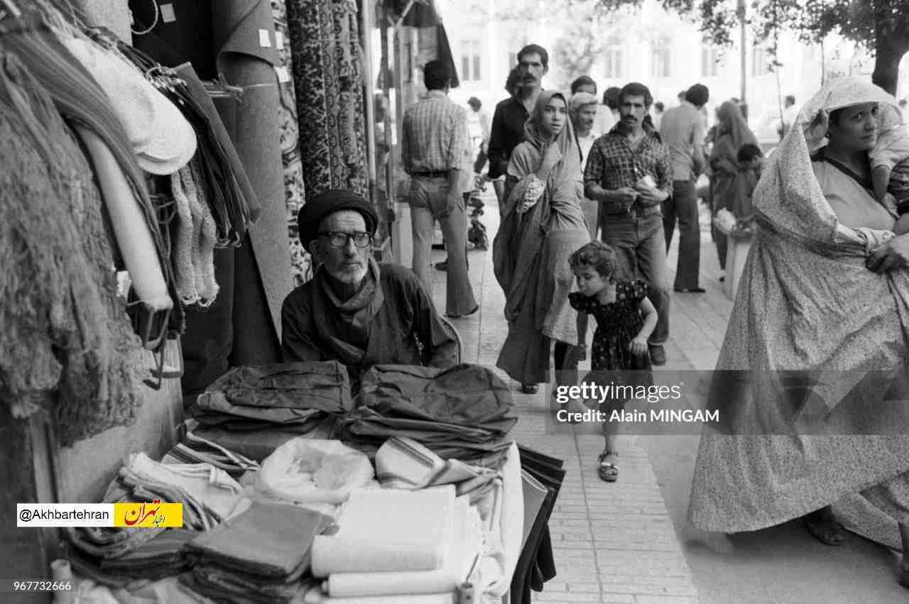 عکس خاص از پوشش مردم در بازار تهران، سال ۵۷
