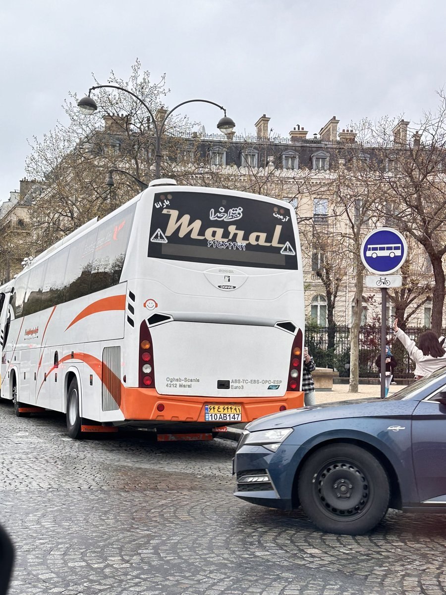 نوشته جالب و فارسی پشت یک اتوبوس در پاریس