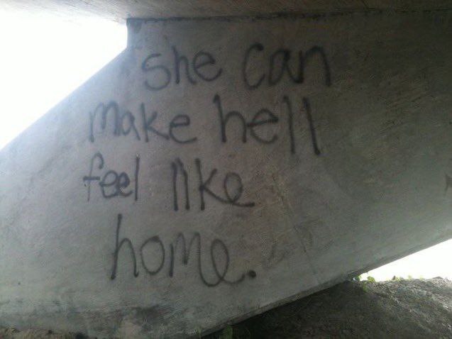نوشته‌ عجیبی که روی یک پل، حسابی جلب توجه کرد