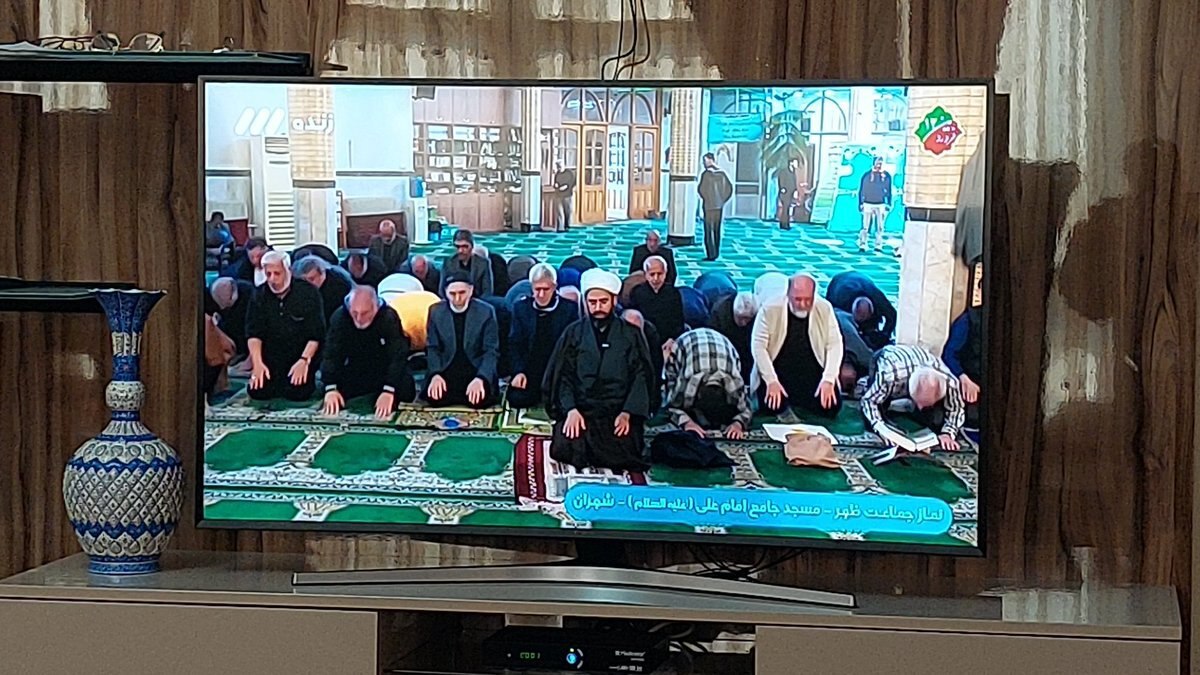 تصویری از یک نماز جماعت در تهران که تلویزیون پخش کرد